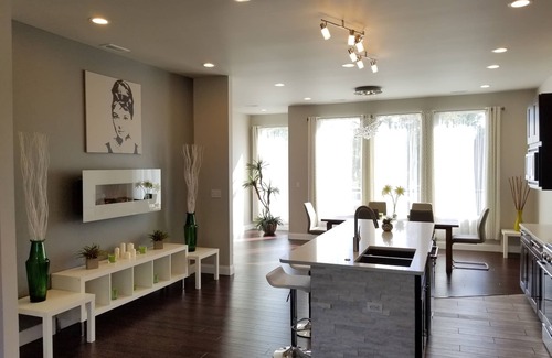 The Gate House | Luxurious & Modern. 4-story 5BDR House. Rooftop Deck w/amazing Arch Views!