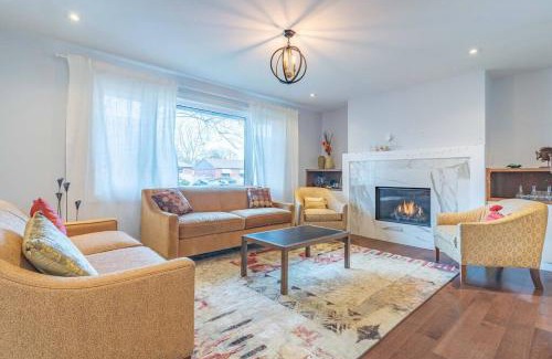 Burlington Villa | Luxurious & Modern 4BR House w/3 Car Parking