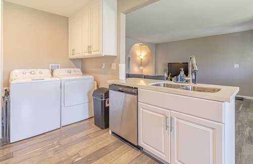 Palmdale House | Luxurious Modern Home 2BD/1B | close to shops