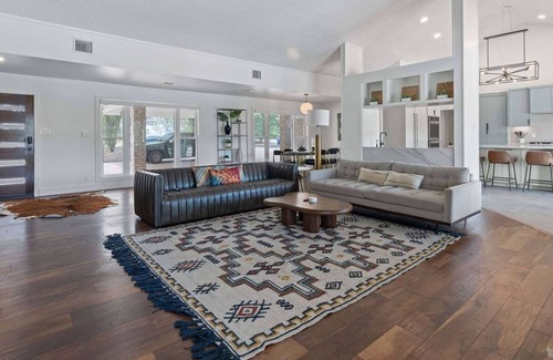 Pleasant Valley House | Luxurious Modern Retreat With Private Pool Patio