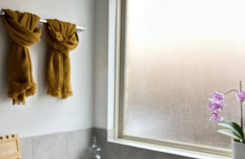 Katy House | Luxurious Monochromatic Stay *Come Relax in Luxury*