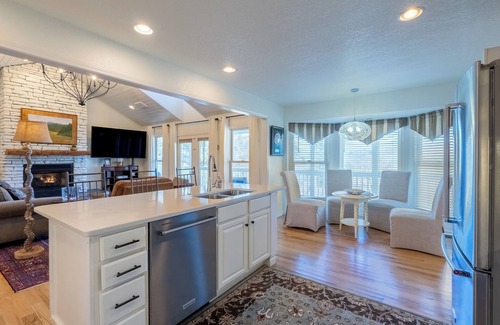 Franklin House | Luxurious Mountain Home Perfectly Located only 3 Miles from Downtown Franklin NC