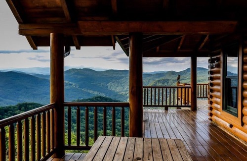 Lake Lure Cabin | Luxurious Mountain Retreat with Amazing Views