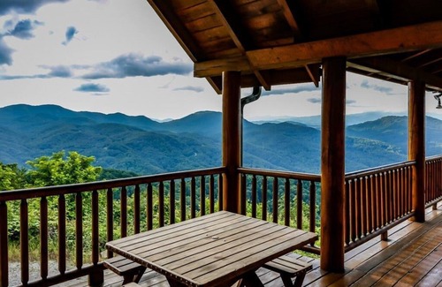 Lake Lure Cabin | Luxurious Mountain Retreat with Amazing Views