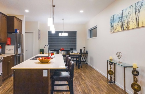 Northeast Edmonton House | Luxurious n3 Bedroom House NW Edmonton n6 Guests .3 Bedrooms .3 Bedsn2.5 Baths