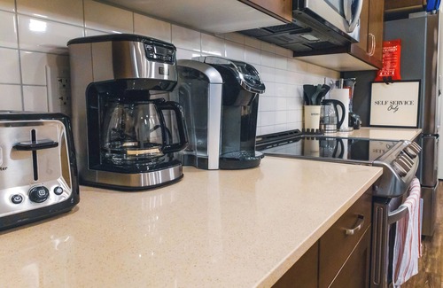 Northeast Edmonton House | Luxurious n3 Bedroom House NW Edmonton n6 Guests .3 Bedrooms .3 Bedsn2.5 Baths
