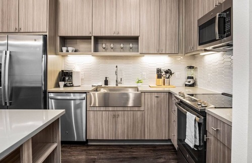 West Oak Hill Apartment | Luxurious New Unit|1Bd1Ba|Pool, Golf Sim