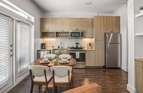 West Oak Hill Apartment | Luxurious New Unit|Studio2Ba|Pool, Golf Sim