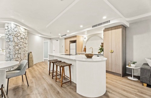 Surfers Paradise Apartment | Luxurious newly renovated designer 3-bedroom 2-bathroom apartment