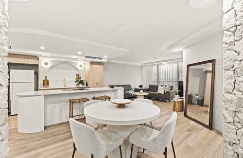 Surfers Paradise Apartment | Luxurious newly renovated designer 3-bedroom 2-bathroom apartment