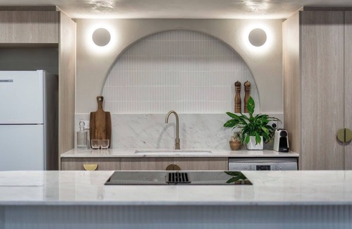 Surfers Paradise Apartment | Luxurious newly renovated designer 3-bedroom 2-bathroom apartment