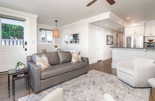 Balboa Peninsula House | Luxurious Newport home one block from the beach