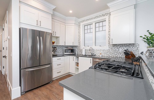 Balboa Peninsula House | Luxurious Newport home one block from the beach
