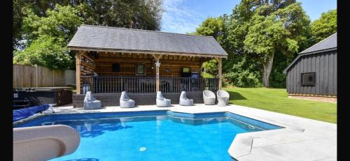 Deal House | Luxurious oasis relax 32c pool, jacuzzi games bar