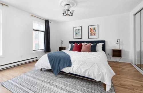 Ville-Marie Apartment | Luxurious Old Montreal Parking Patio 10 Guests