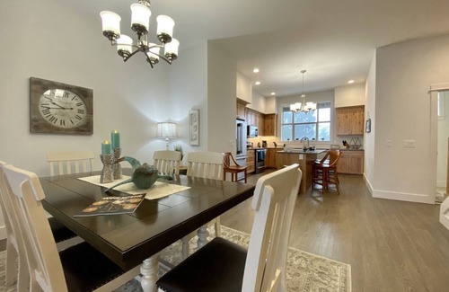 Coos Bay House | Luxurious Oregon Coast Townhouse with Mesmerizing Views!