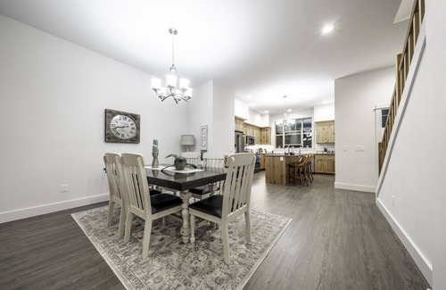 Coos Bay House | Luxurious Oregon Coast Townhouse with Mesmerizing Views!