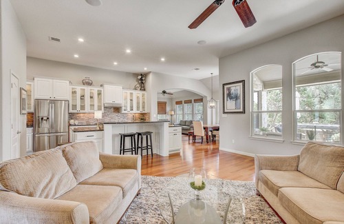 West Oak Hill House | Luxurious Pet Friendly home with 2 Gig Internet with a 2023 BMW X3 auto option.