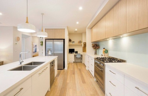 Cowes House | Luxurious Privacy in Exquisite Home, Walk to Golf