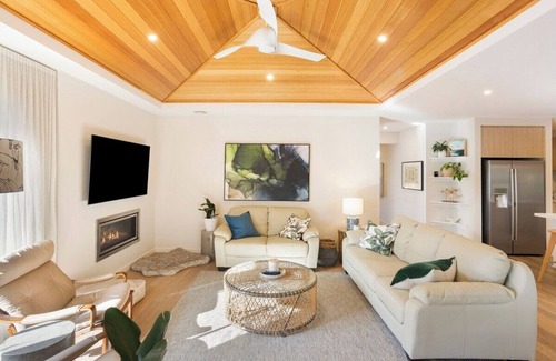 Cowes House | Luxurious Privacy in Exquisite Home, Walk to Golf