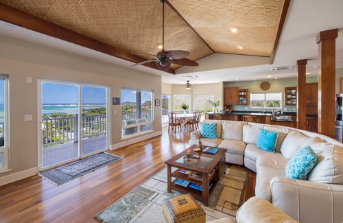 Kailua House | Luxurious, Private Hilltop Retreat with Postcard View - minutes to Kailua Beach