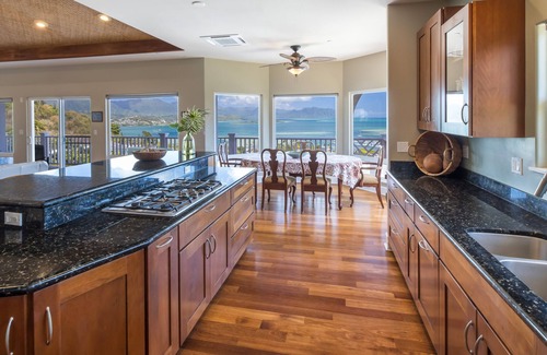 Kailua House | Luxurious, Private Hilltop Retreat with Postcard View - minutes to Kailua Beach