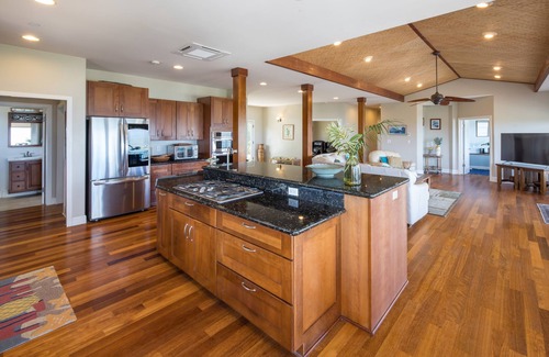 Kailua House | Luxurious, Private Hilltop Retreat with Postcard View - minutes to Kailua Beach