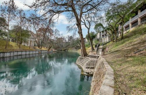 New Braunfels House | Luxurious Riverfront Condo Just 1 Blk to Schlitterbahn!