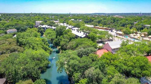 New Braunfels House | Luxurious Riverfront Condo Just 1 Blk to Schlitterbahn!