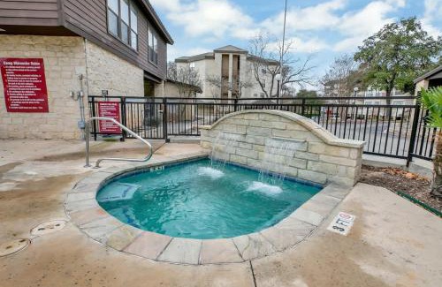 New Braunfels House | Luxurious Riverfront Condo Just 1 Blk to Schlitterbahn!
