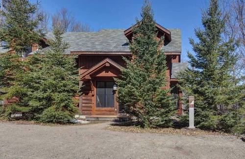Lac Superieur Village House | Luxurious Scandinavian Cottage + Private Jacuzzi