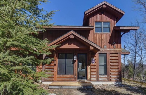 Lac Superieur Village House | Luxurious Scandinavian Cottage + Private Jacuzzi
