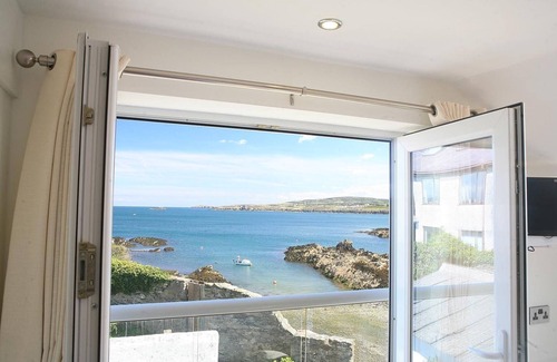 Amlwch Cottage | Luxurious Seafront Cottage