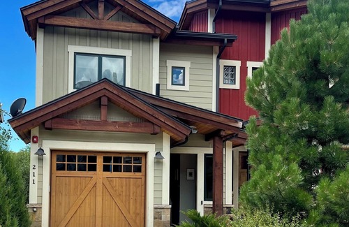 Carbondale House | Luxurious Shadowrock Townhouse: Breathtaking Views & Premier Mountain Living