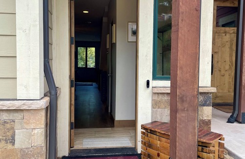 Carbondale House | Luxurious Shadowrock Townhouse: Breathtaking Views & Premier Mountain Living