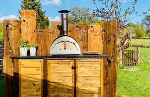 Kippen Cabin | Luxurious shepherds hut with hot tub and pizza oven in the Scottish Trossachs