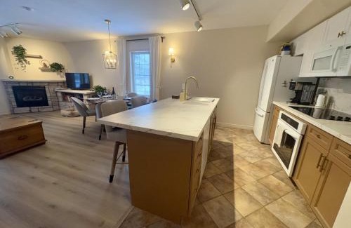 Oro-Medonte House | Luxurious Ski-In Ski-Out Jacuzzi Condo with King Bed, Pool, Gym and Sauna
