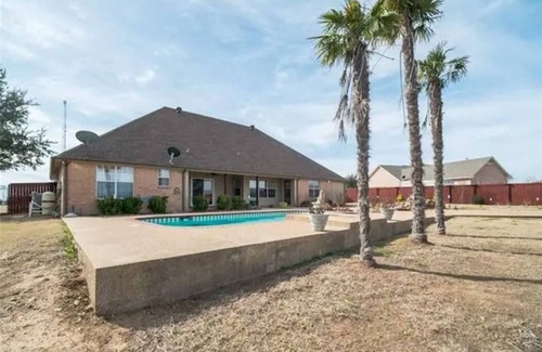 Cleburne House | Luxurious & Spacious 6BR w/Pool/Kayak/Lake/Golf