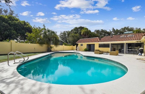 Carrollwood House | Luxurious Spacious Modern House w/AC + Pool