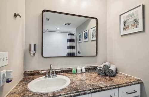 Carrollwood House | Luxurious Spacious Modern House w/AC + Pool