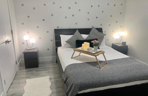 Delta Apartment | Luxurious & Stylish Two Bedroom Suite, Full Kitchen, Close to Vancouver