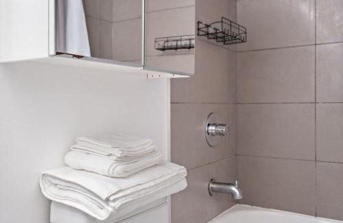 Bloor-Yorkville Apartment | Luxurious Suite in Yorkville