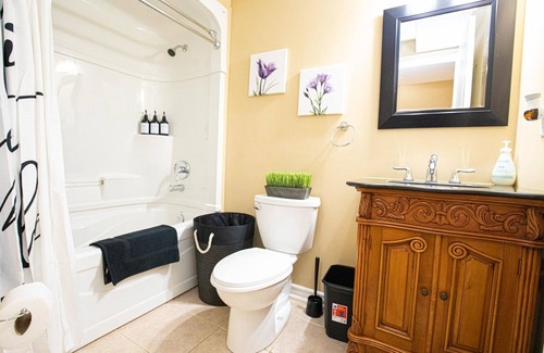 Bowmanville House | Luxurious Summer Fun Resort W/ POOL+HOT TUB+MOVIE THEATRE