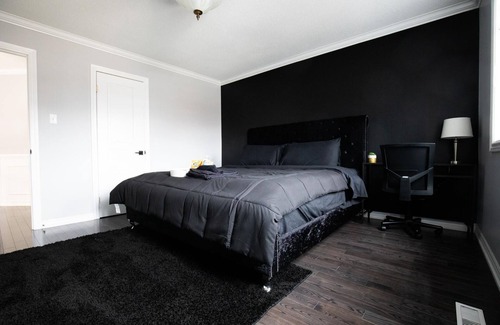 Bowmanville House | Luxurious Summer Fun Resort W/ POOL+HOT TUB+MOVIE THEATRE
