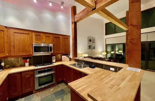 Ucluelet Condo | Luxurious Top Floor Villa with Sweeping Pacific Ocean - BBV