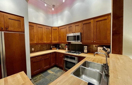 Ucluelet Condo | Luxurious Top Floor Villa with Sweeping Pacific Ocean - BBV