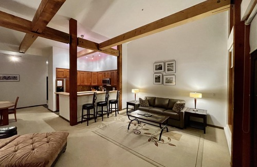 Ucluelet Condo | Luxurious Top Floor Villa with Sweeping Pacific Ocean - BBV