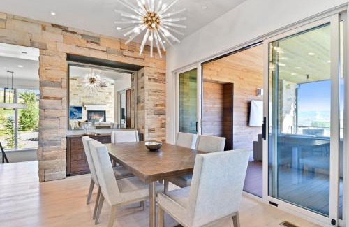 Tuhaye House | Luxurious Tuhaye Home with Modern Interior, Mountain Views