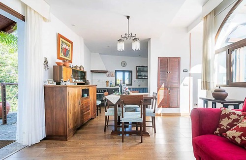 Teror Cottage | Luxurious Vacational Rental with Spa, BBQ, Hi-Speed Wi-Fi, sat TV & much more