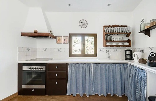Teror Cottage | Luxurious Vacational Rental with Spa, BBQ, Hi-Speed Wi-Fi, sat TV & much more